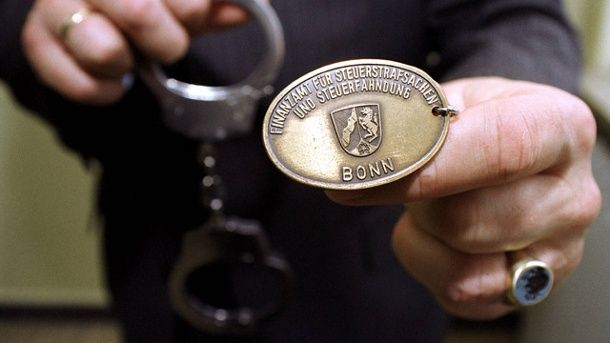 Особенности работы и сколько зарабатывает налоговый инспектор в Германии