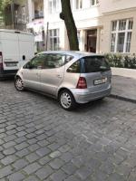 Водитель со своим авто мерседес а класса
