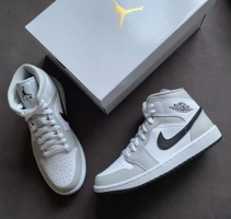 Nike air jordan 1 mid